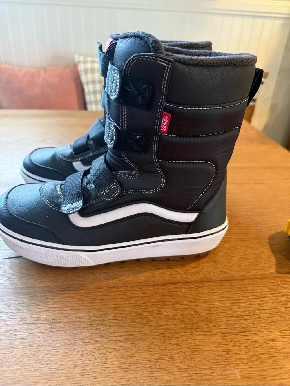 Vans Black & White Snow-Cruiser V Vansguard Boots Size 10.5